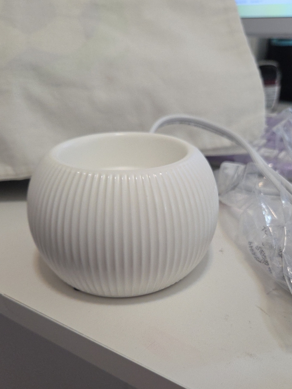 Scenrsy White Fluted Candle Warmer. New In Box